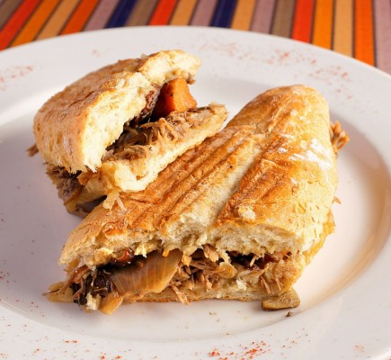 Bocadillo de Ternasco de Aragón con huevos rotos y tomate | Antilla Aragonia