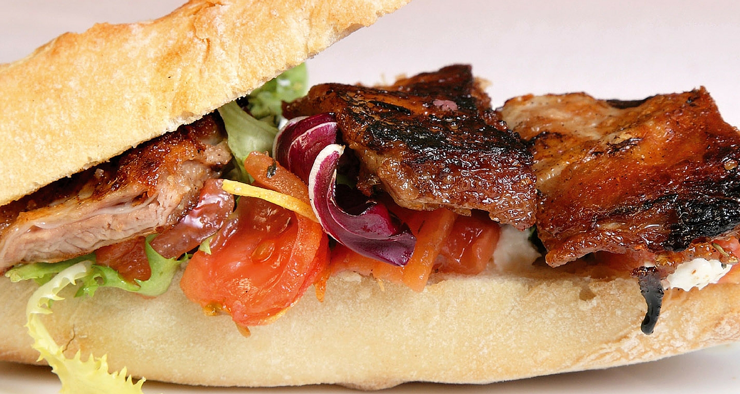 Bocadillo de Ternasco de Aragón con queso fresco y aceite de vainilla