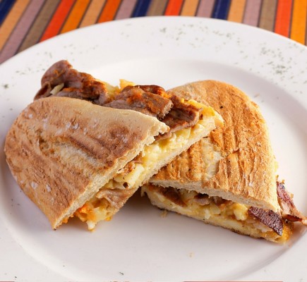 Bocadillo de Ternasco de Aragón con huevos rotos