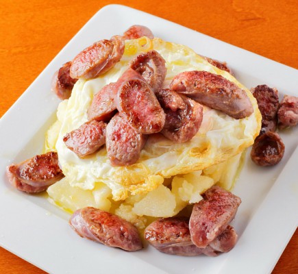 Huevos rotos con longaniza de ternasco