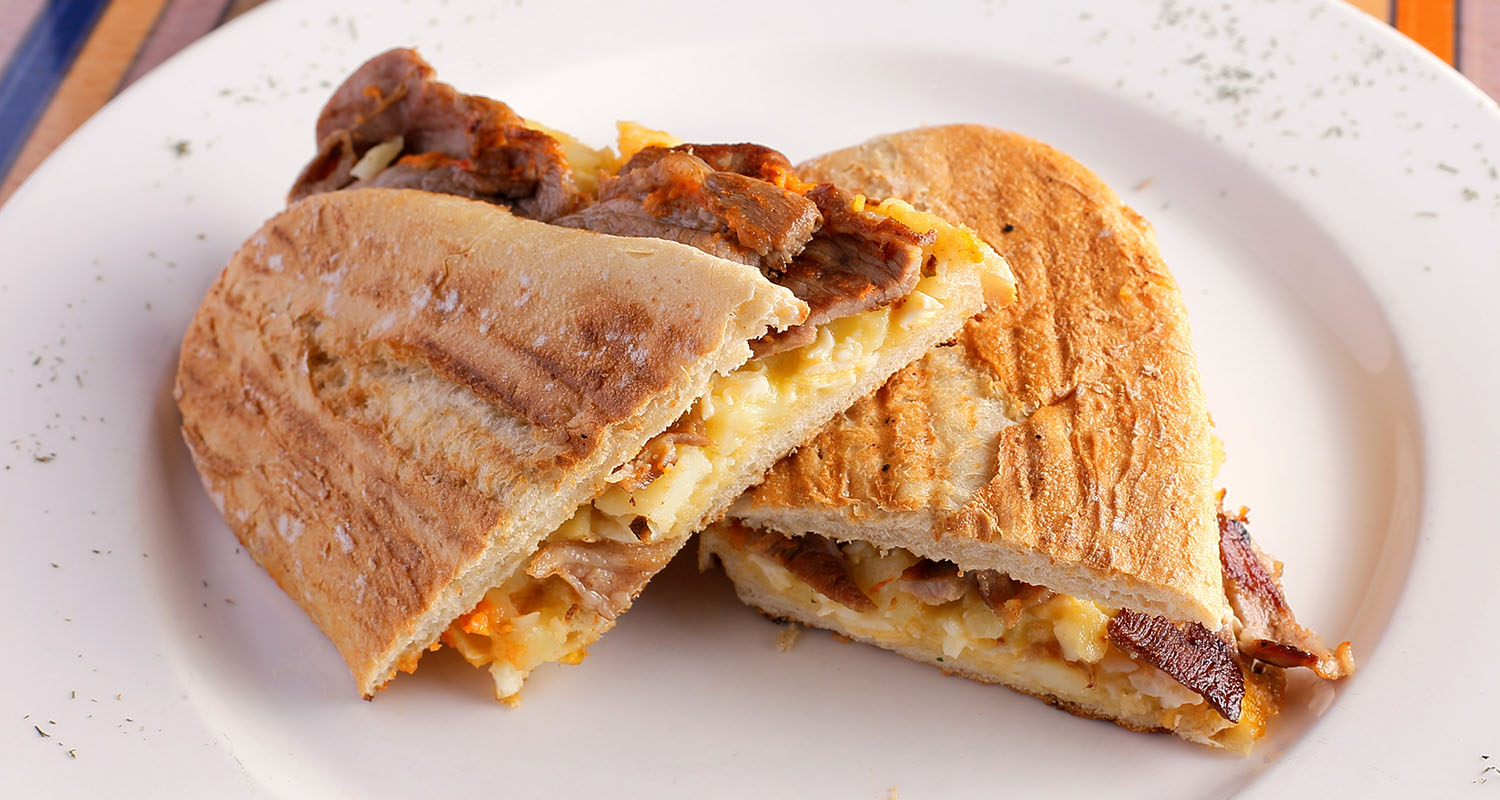 Bocadillo de Ternasco de Aragón con huevos rotos