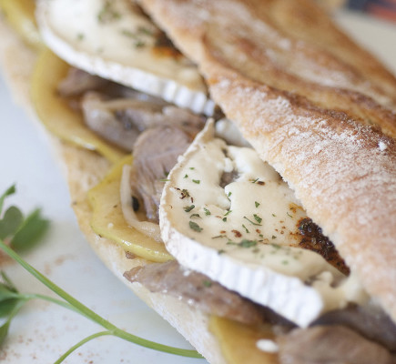 Bocadilllo de Ternasco de Aragón con queso de cabra