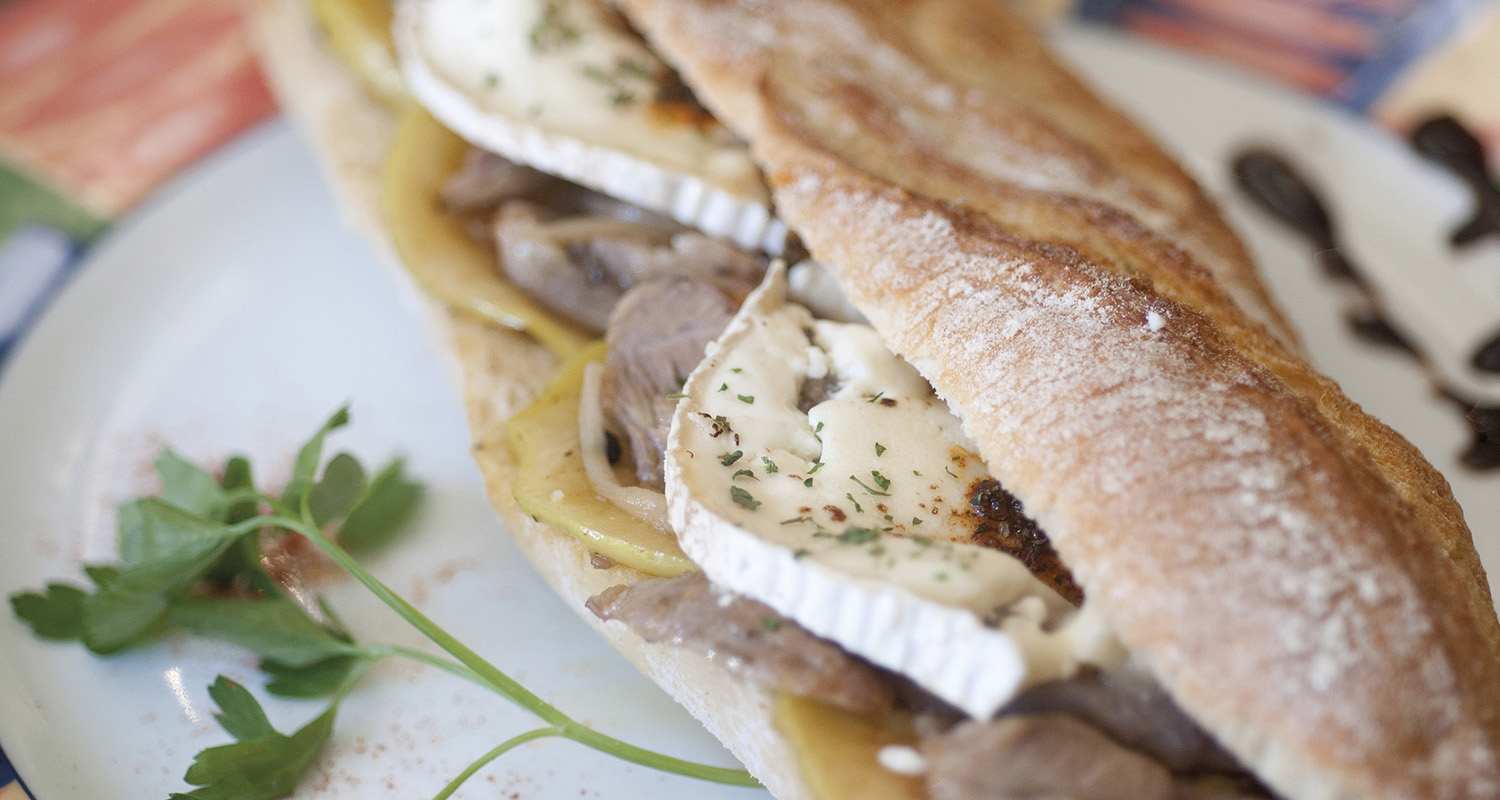 Bocadillo de Ternasco de Aragón con queso de cabra