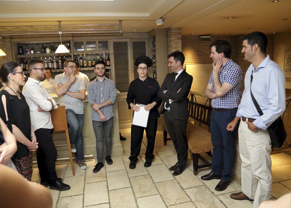 Momento de presentación de los aperitivos en la bodeguita del restaurante Aragonia Palafox