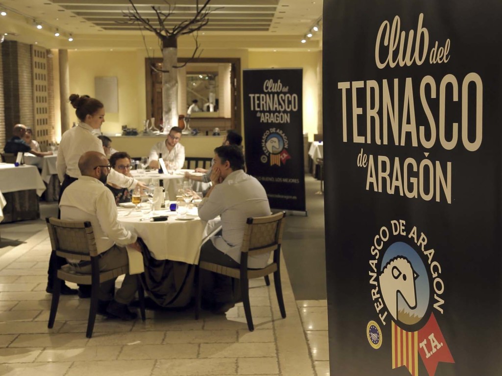 Momento de la cena en el comedor principal del restaurante Aragonia Palafox