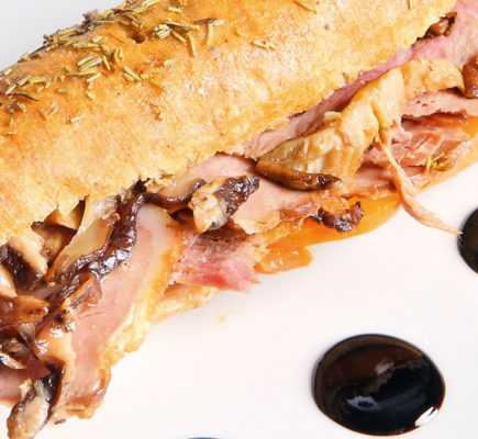 Bocata de Ternasco de Aragón relleno de Longaniza de Graus y Tocino Ibérico