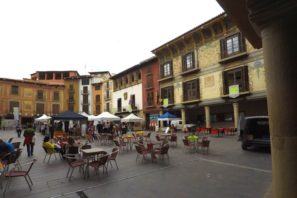 Hacia el Somontano, tierra de vinos - Plaza de Graus