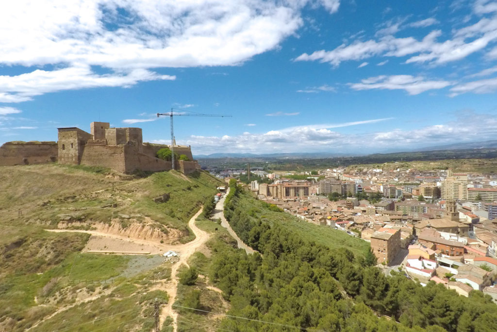 Hacia el Somontano, tierra de vinos - Castillo de Monzón