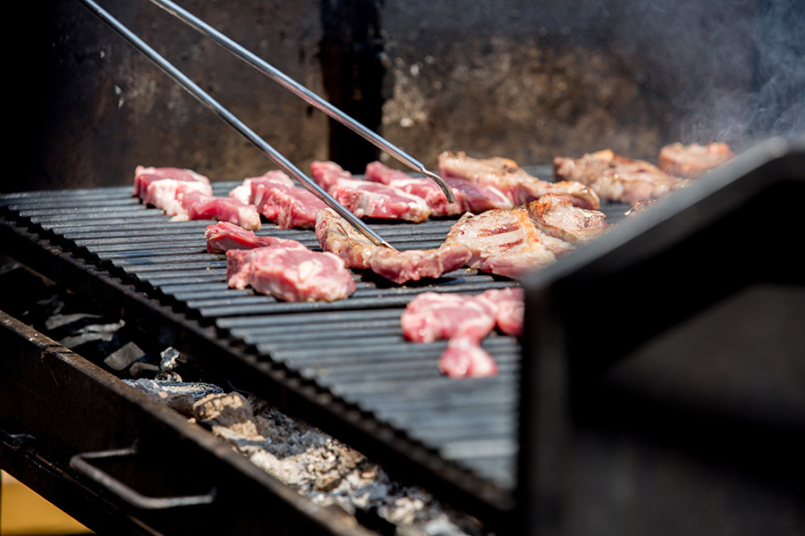 Echar toda la carne en el asador | Chuletillas o costillas