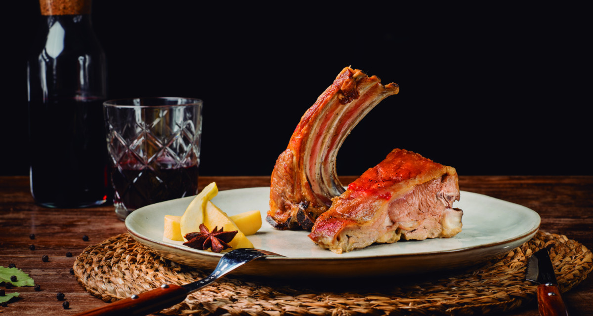 Costillar de Ternasco de Aragón asado a la sidra con manzanas | Recetas