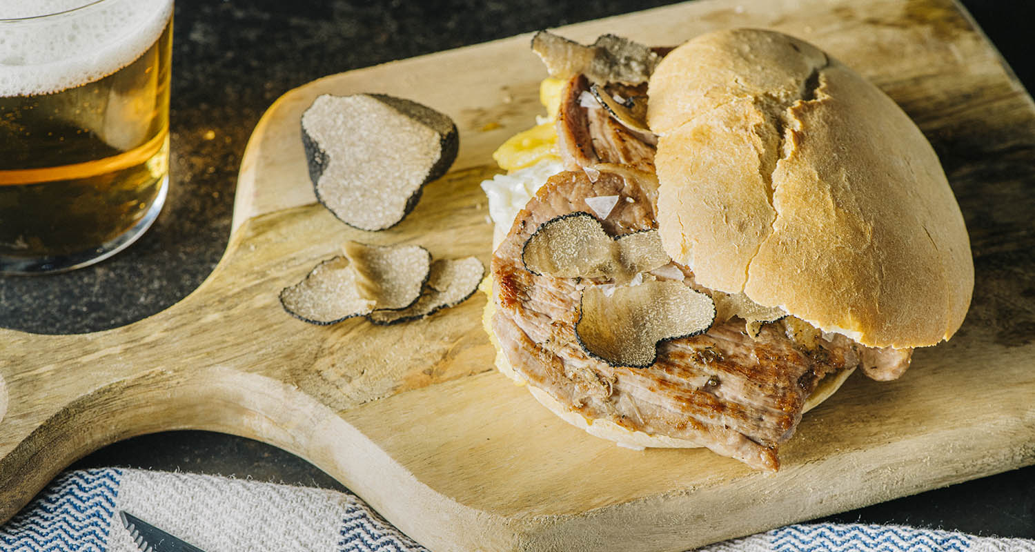 Paquito de Ternasco con huevos rotos y trufa