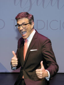 Luis Larrodera en la entrega de premios del Mes del Ternasco asado 2025