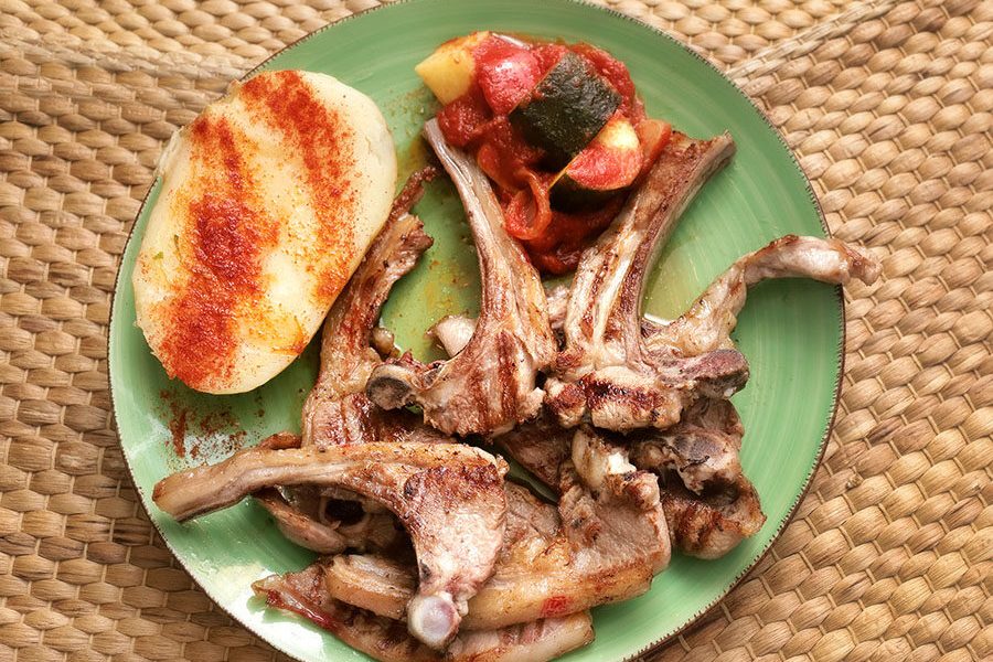 Chuletas y costillas de Ternasco | Restaurante Aguas Vivas