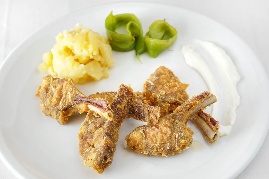 Costillas de Ternasco de Aragón con patatas y pimientos verdes